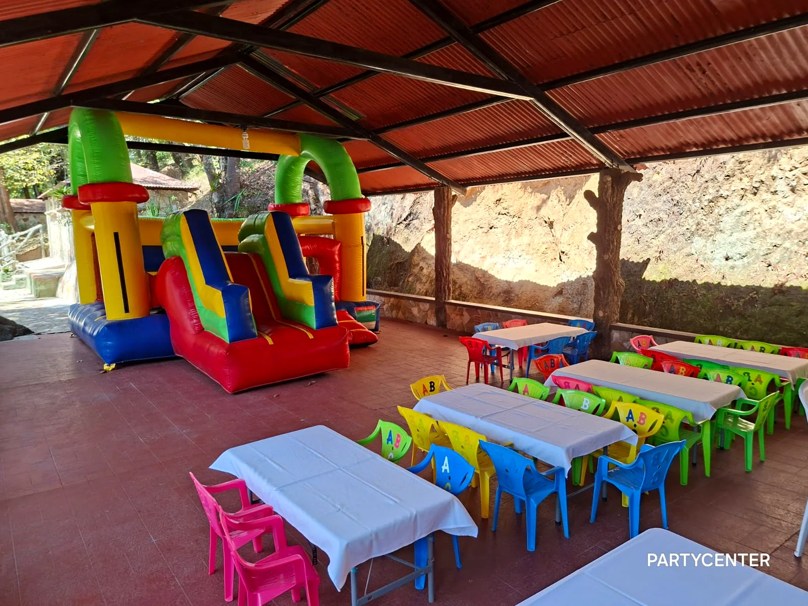 Montaje de inflable con mesas y sillas infantiles