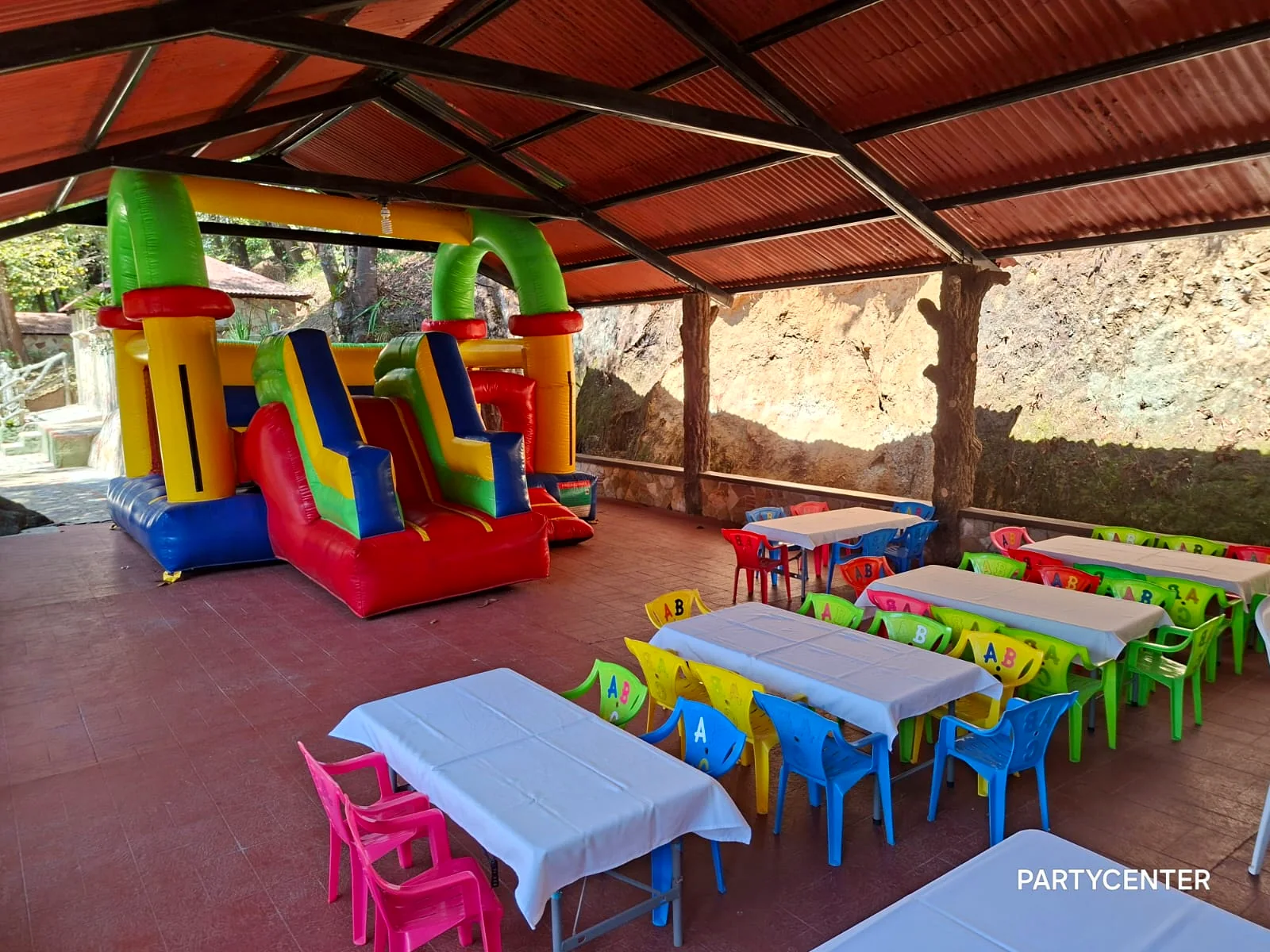Montaje con inflable y mesas infantiles