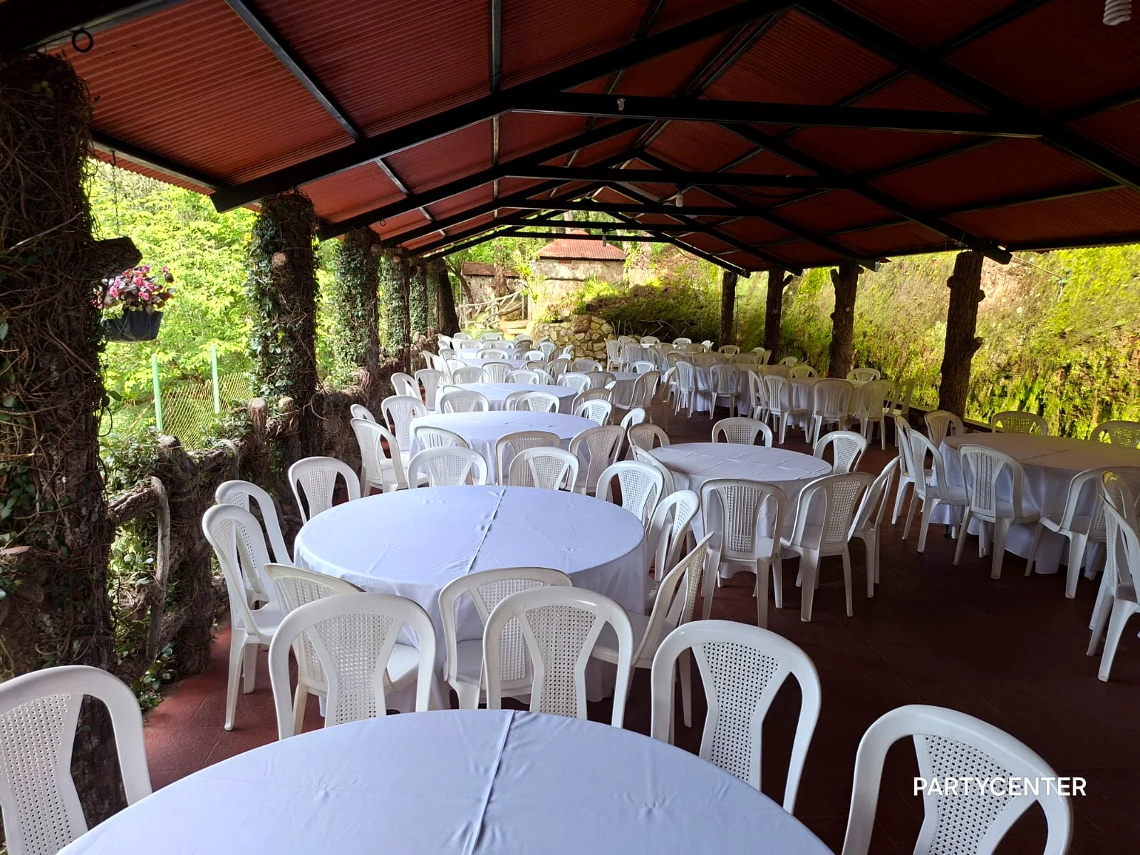 Área de evento con mesas