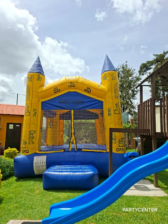 Castillo inflable amarillo y azul