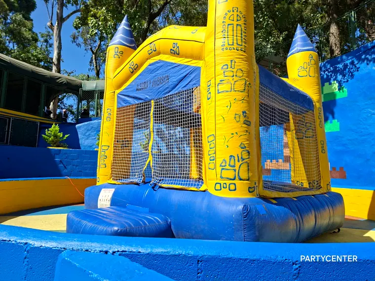Castillo inflable amarillo
