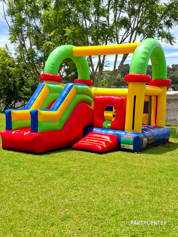 Inflable multijuegos con obstáculos y resbaladero
