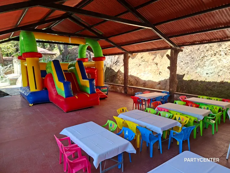 Montaje de mesas y sillas infantiles