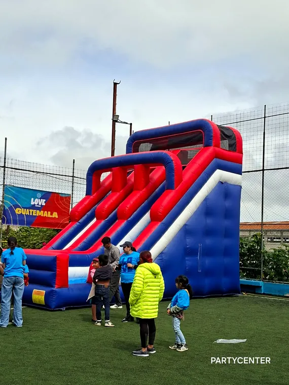 Resbaladero inflable gigante rojo y azul